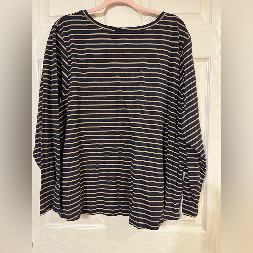 Sonoma Women’s Navy and Tan Striped V-Neck Everyday Tee 2x - Picture 4 of 4
